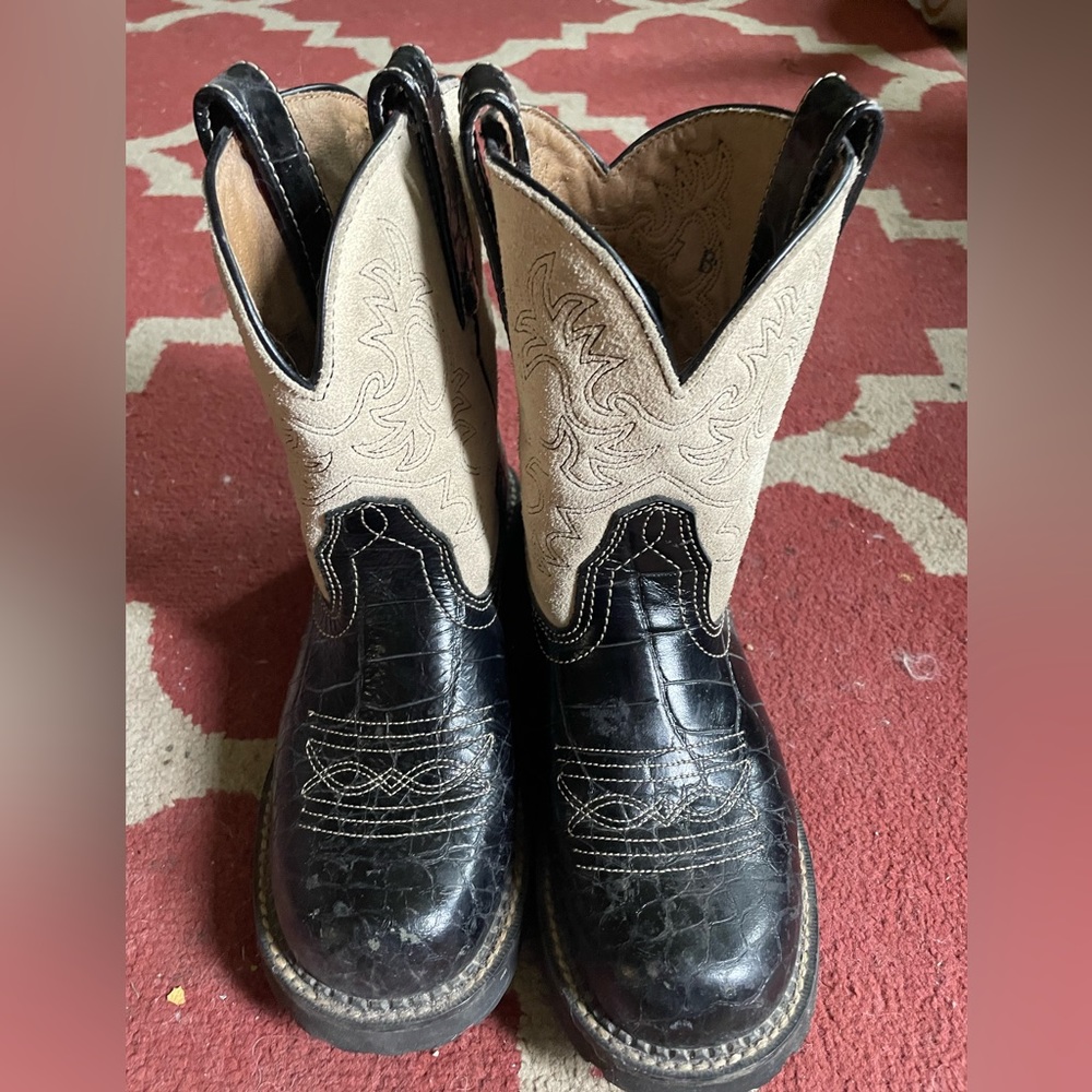 Size 7 Ariat Fatbaby’s. Black with white leather. Hardly worn.